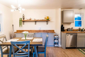 Madrona's Guesthouse- Convenient location, pet friendly